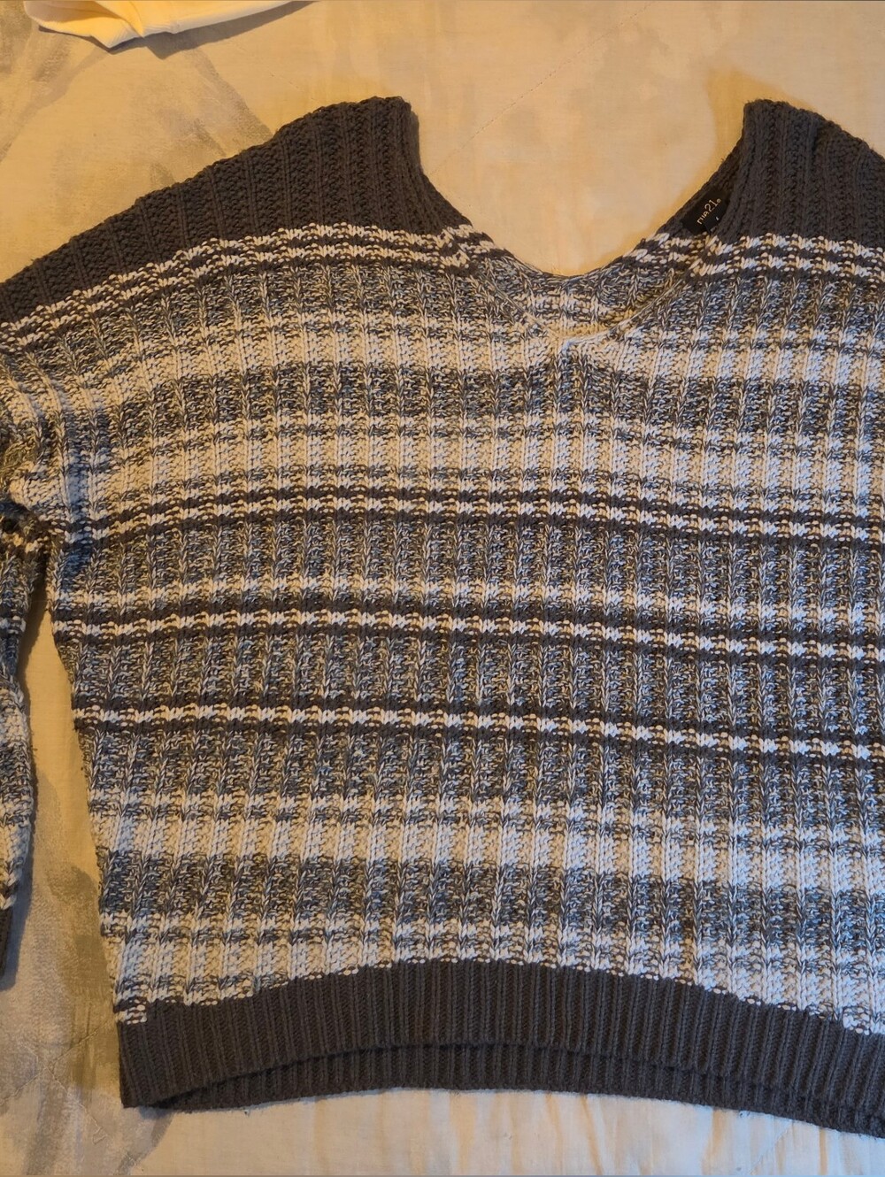 Rue21 Women's V-Neck Striped Knit Sweater - Gray & White